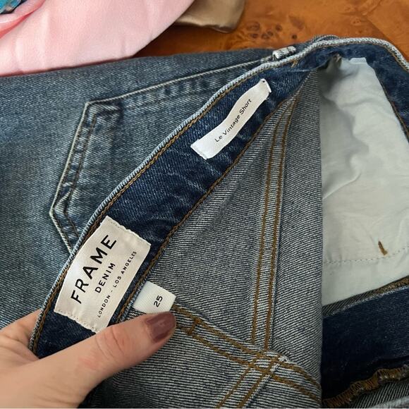 Frame Le Vintage Short Denim Shorts in Superstition Wash - Picture 5 of 6